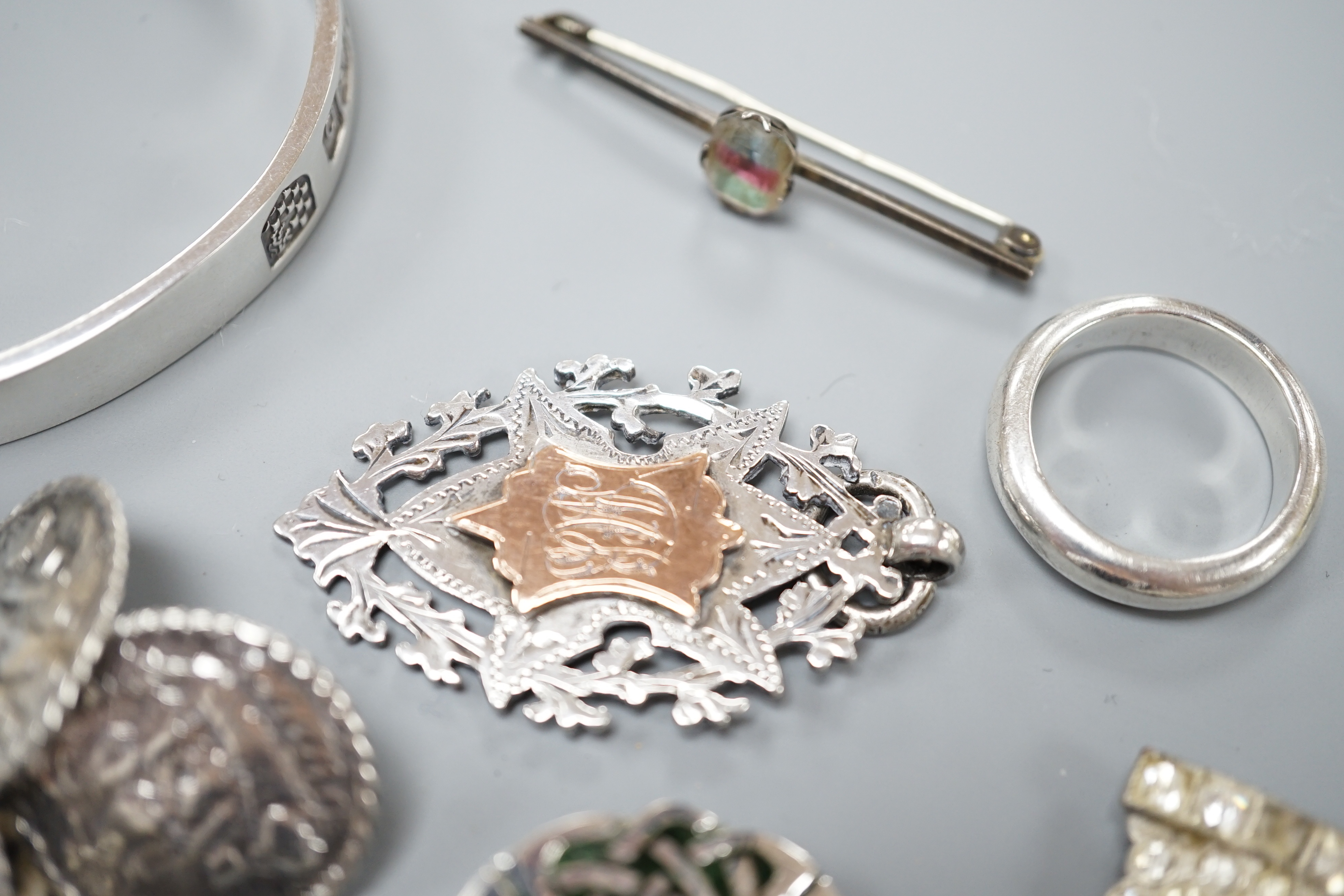 A modern Simon Beer of Lewes open bangle and silver band and assorted sundry jewellery.